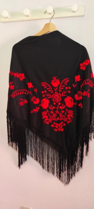 Manton Flamenca Negro Bordado Rojo