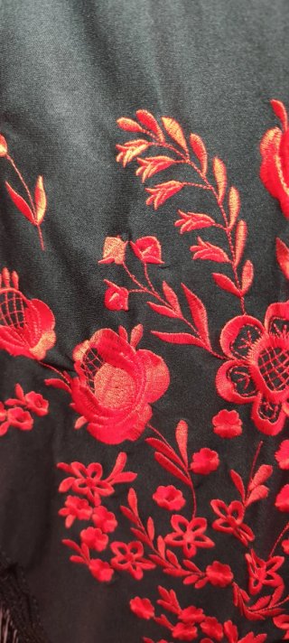 Manton Flamenca Negro Bordado Rojo