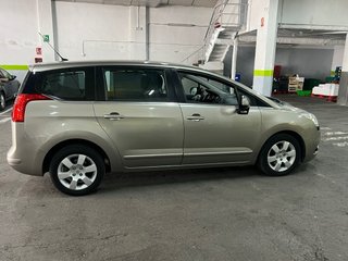 Peugeot 5008 2011