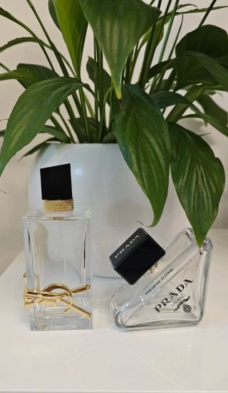 Frascos de perfume vacíos Prada y YSL