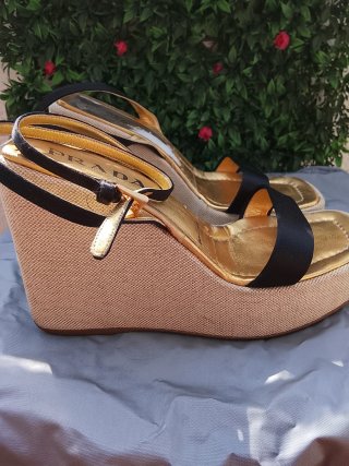 Cuñas Prada Doradas y Negras