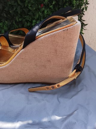 Cuñas Prada Doradas y Negras