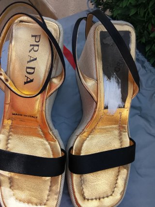 Cuñas Prada Doradas y Negras