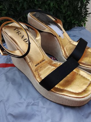 Cuñas Prada Doradas y Negras