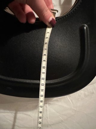 Borsa nera con manico rigido
