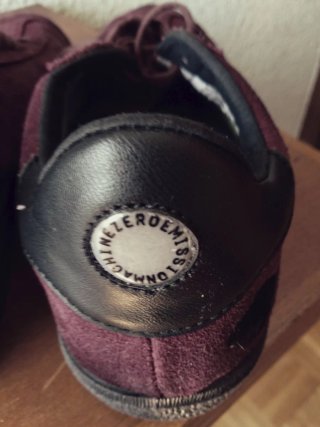 Deportivas mujer granate y flores bordadas negro.