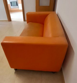 Sofá naranja de piel