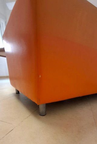 Sofá naranja de piel