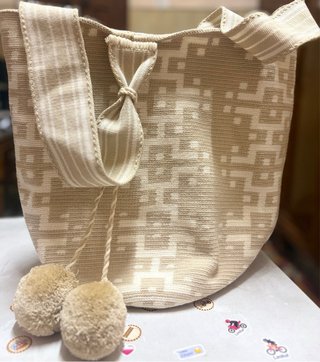 Mochila tejida beige y negra con flecos
