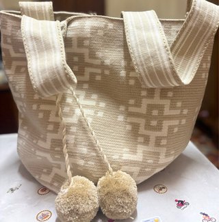Mochila tejida beige y negra con flecos