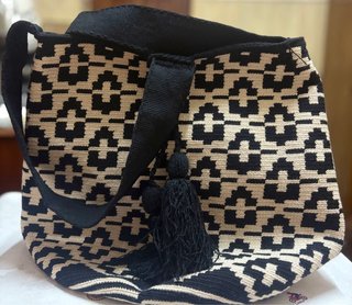 Mochila tejida beige y negra con flecos