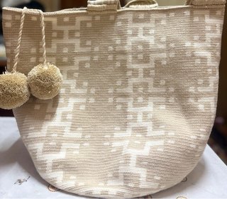Mochila tejida beige y negra con flecos