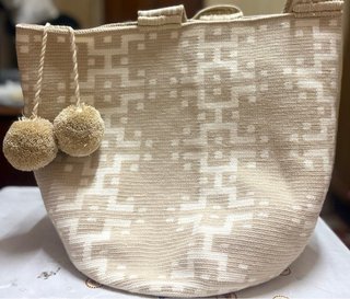 Mochila tejida beige y negra con flecos