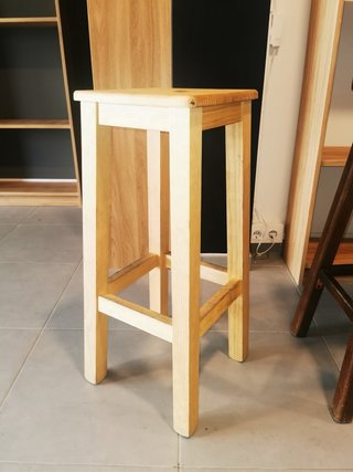 Taburete alto de madera