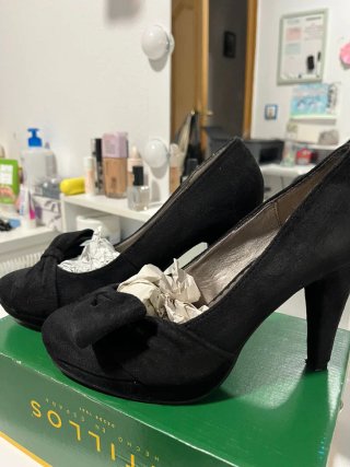 Zapatos de tacón negros con lazo