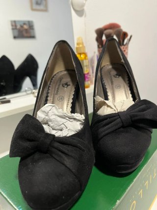 Zapatos de tacón negros con lazo
