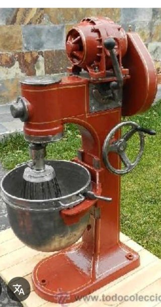Batidora antigua industrial roja