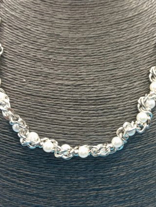 Collar cadena plateada con perlas