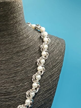 Collar cadena plateada con perlas