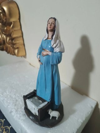 Estatua Virgen María Embarazada 21cm de alta.