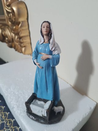 Estatua Virgen María Embarazada 21cm de alta.