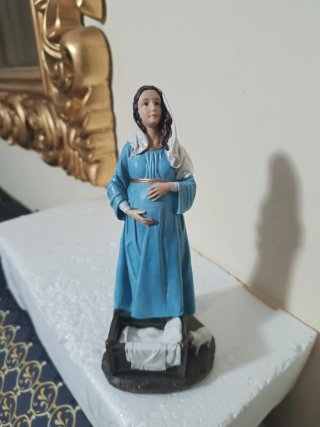 Estatua Virgen María Embarazada 21cm de alta.