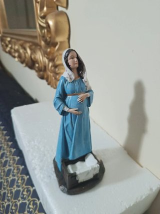 Estatua Virgen María Embarazada 21cm de alta.