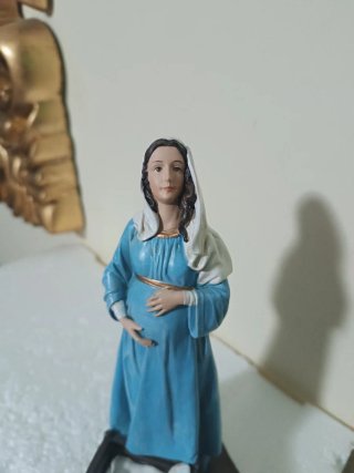 Estatua Virgen María Embarazada 21cm de alta.