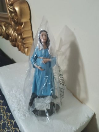 Estatua Virgen María Embarazada 21cm de alta.