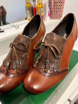 Zapatos de tacón marrones con detalle