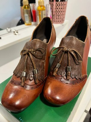 Zapatos de tacón marrones con detalle