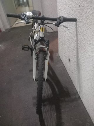 Bicicleta BTWIN blanca y gris