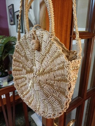 Bolso redondo de verano beige y dorado