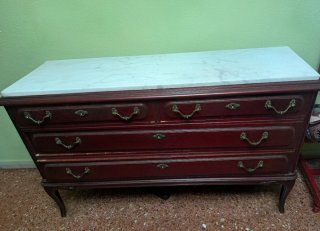 Peinadora de madera con tapa de mármol