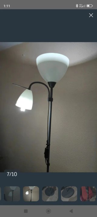 Lámpara de pie moderna gris y blanca