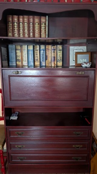 Mueble de madera con detalles dorados