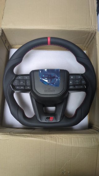 Volante Toyota GR Negro con Costuras Rojas