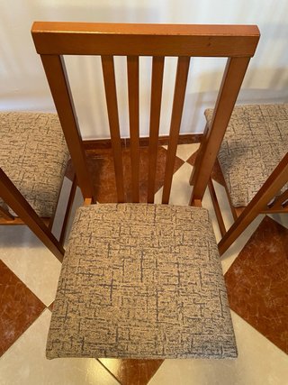 Juego de 4 sillas de salón- comedor de madera