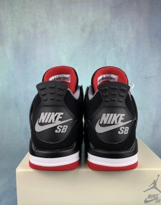 Zapatillas Jordan 4 Negras y Rojas