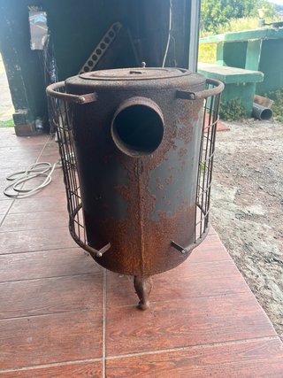 Estufa de leña antigua de hierro estilo vintage