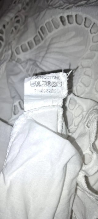 Blusa blanca volantes y bordado calado