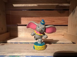 Figura de acción goku snoope  disney