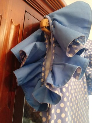 Traje de flamenca celeste con lunares-romerias