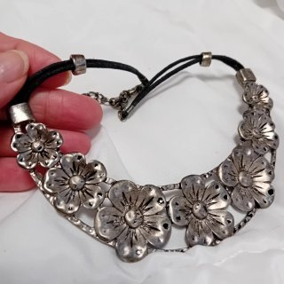 Collar de cuello con flores plateadas