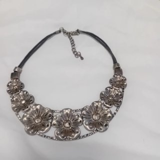 Collar de cuello con flores plateadas