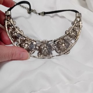 Collar de cuello con flores plateadas