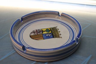 Cenicero de cerámica de Muel con el escudo de Aragón.