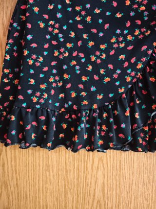 Falda floral negra con volantes