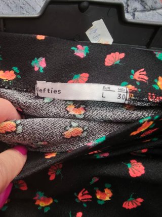 Falda floral negra con volantes