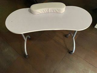 Mesa de manicura plegable con ruedas MUY POCO USO